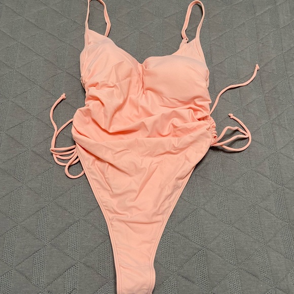 ⭐️ High cut One Piece Swimsuit 🩱 - Picture 4 of 5